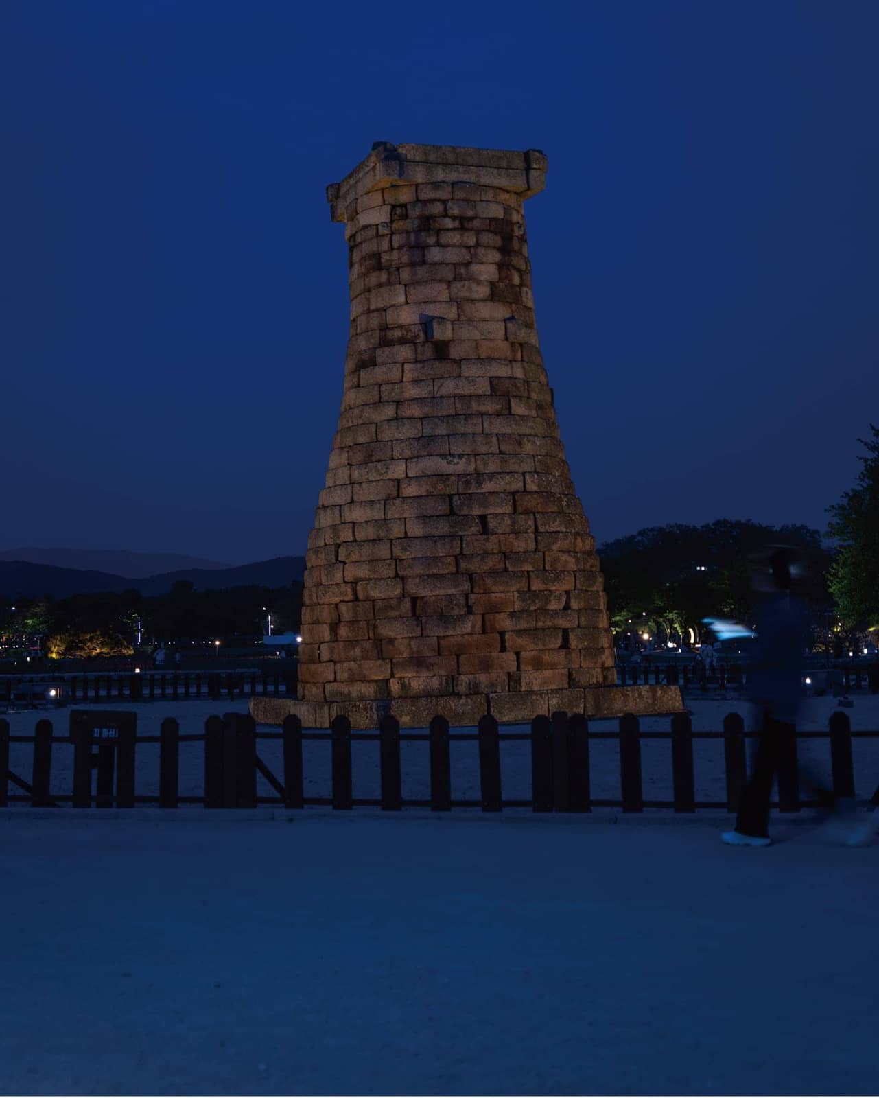 첨성대 - 경주의 밤에 조용히 빛나는 오래된 관측대